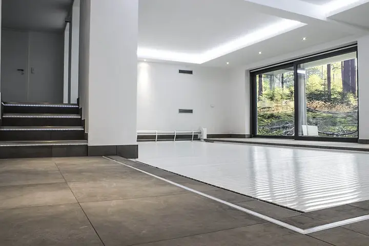 Innenraum mit abgehängter Decke und indirekter Beleuchtung